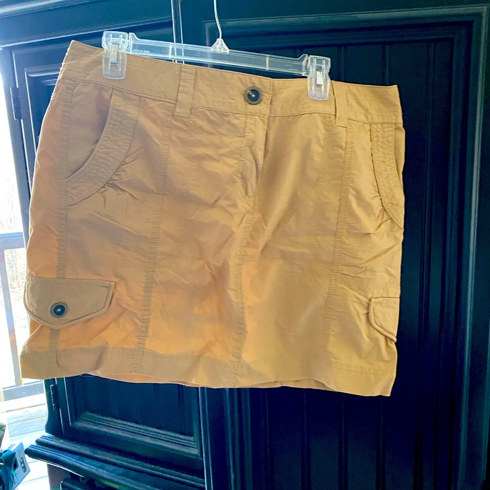 Willi Smith ladies size 12 stretch skirt. Lots of pockets!